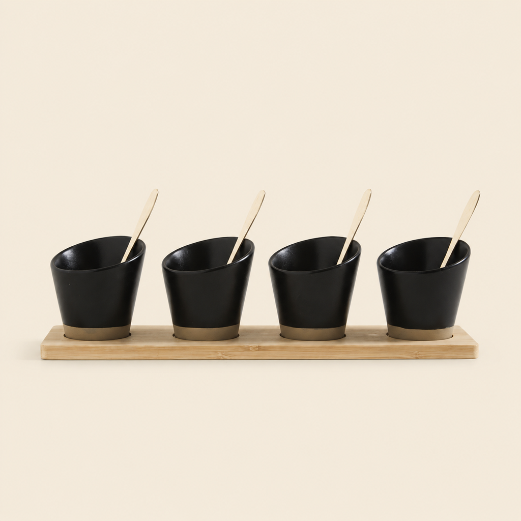 SET X 4 COPETINEROS DE PORCELANA NEGRA BASE BAMBOO Y CUCHARAS DORADAS 30X8 CM